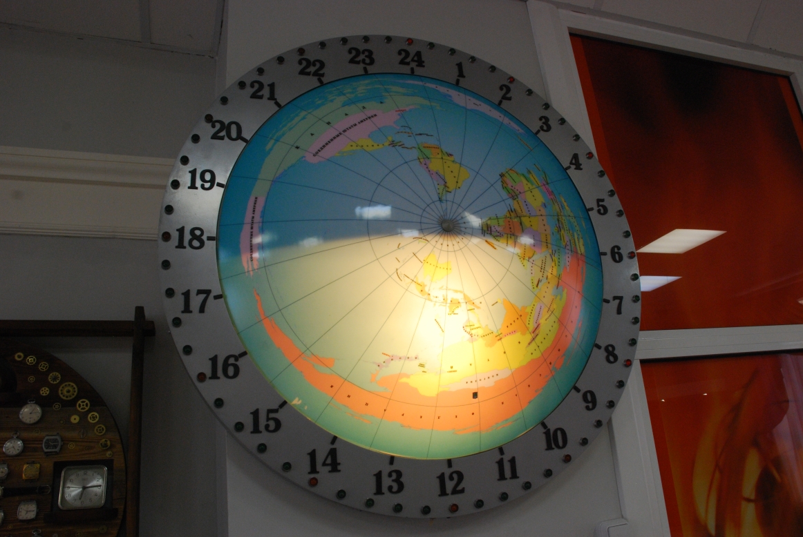 Время в мурманске сейчас часы. Сотковые часы. Уникальные часы «глобальное время». Аверьянов Сотковые часы. Музей часов Ангарск план.