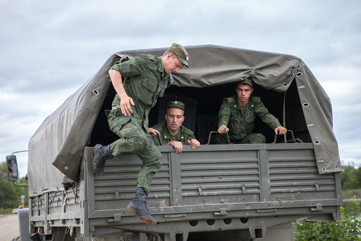 Приходить военно. Военные приехали обратно. Приезд на военной машине.