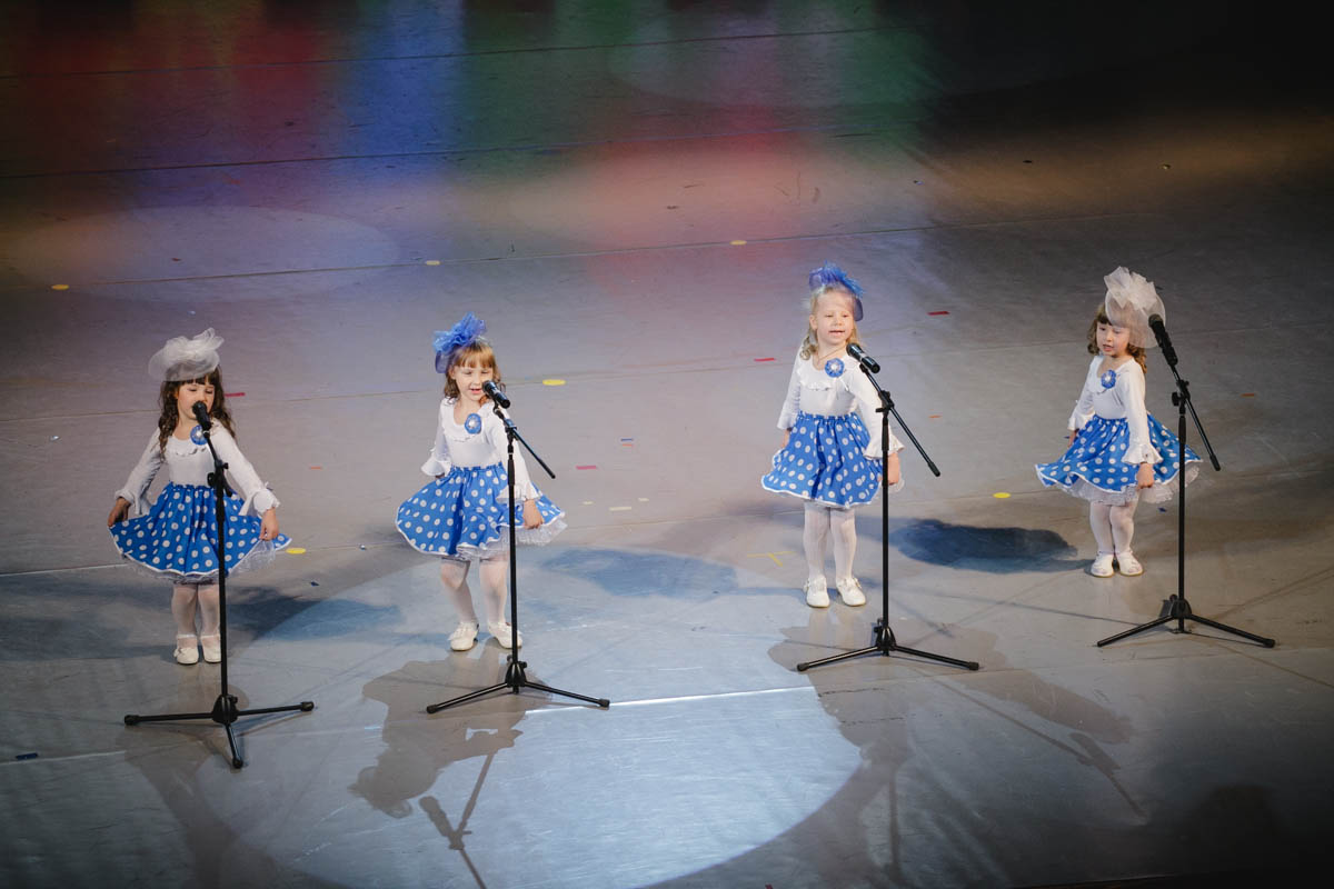 Детские гала концерт. Выступление детей на сцене. Детский вокальный ансамбль. Дети поют на сцене. Детский вокал на сцене.