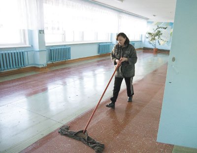 Уборщица в школу. Техничка в школе. Уборщица в школе. Уборка в школе технички. Мытье полов в школе.